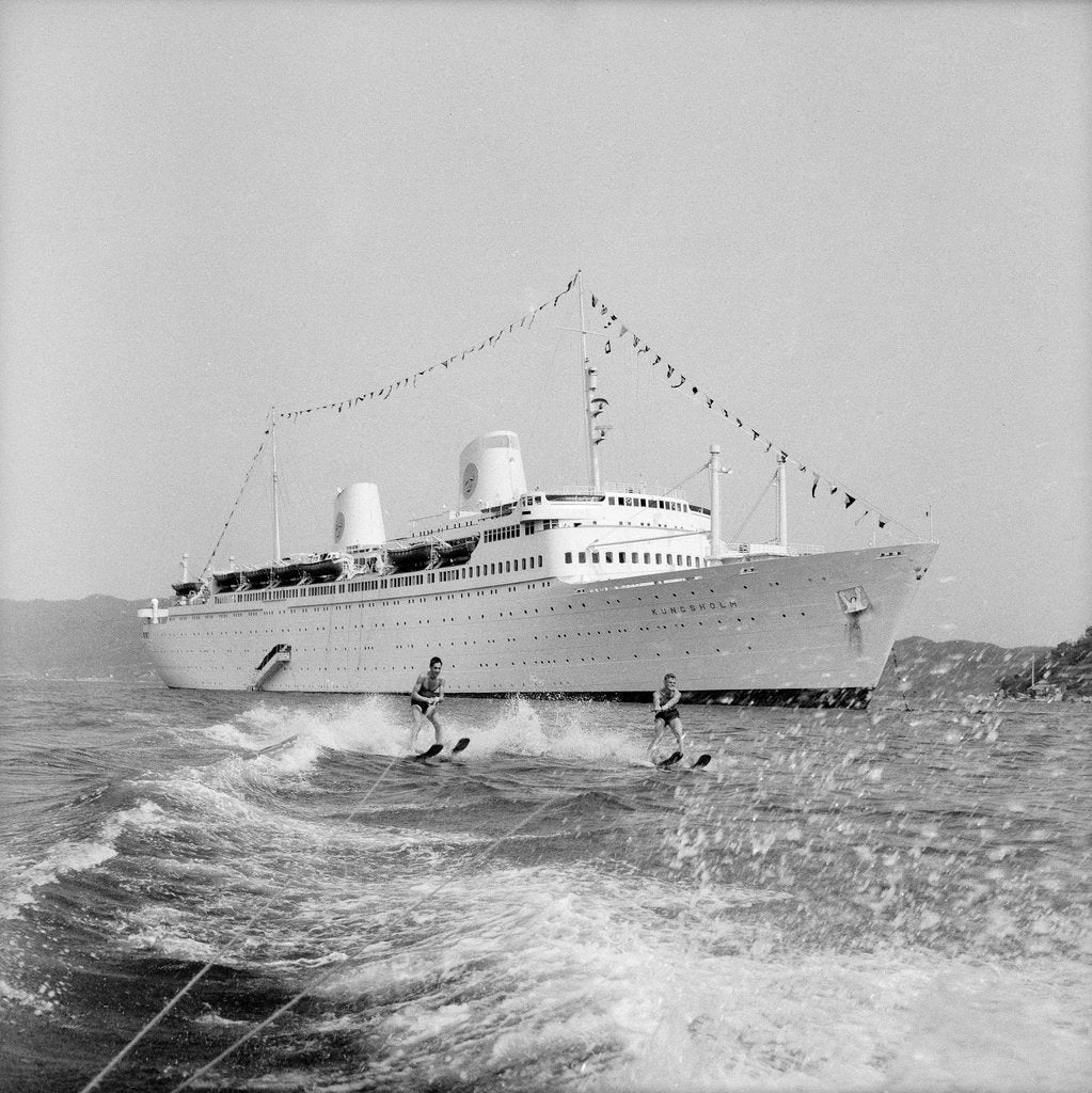 Detail of Waterskiers pass the 'Kungsholm' at Acapulco by Marine Photo Service
