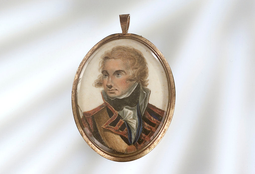 Detail of Gold pendant by Daniel Orme