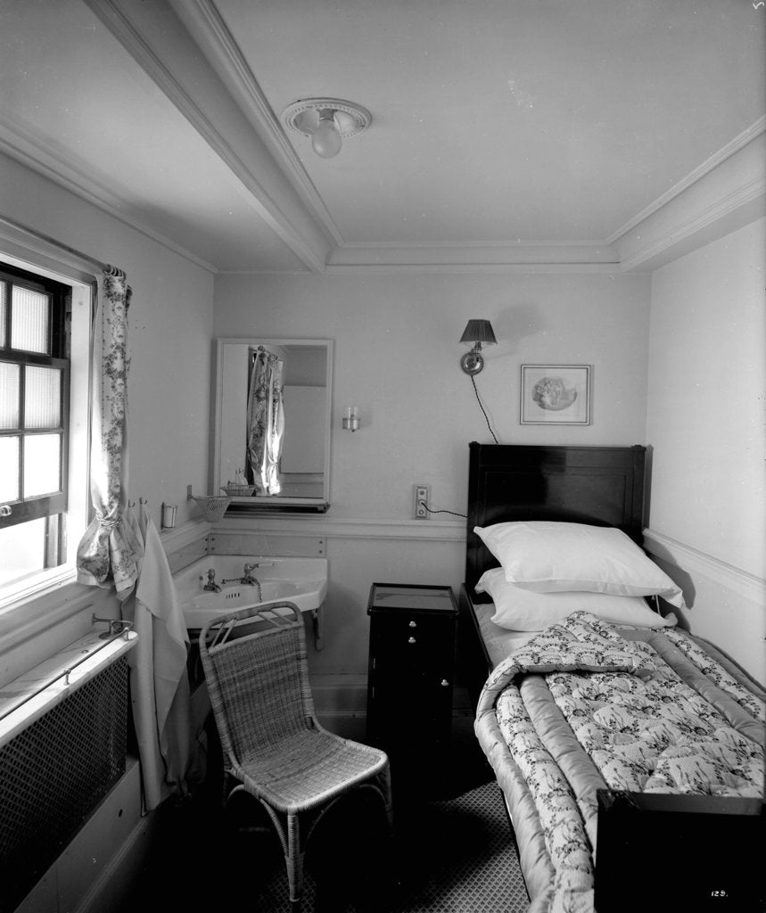 Detail of First Class stateroom on the 'Aquitania' (1914) by Bedford Lemere & Co.