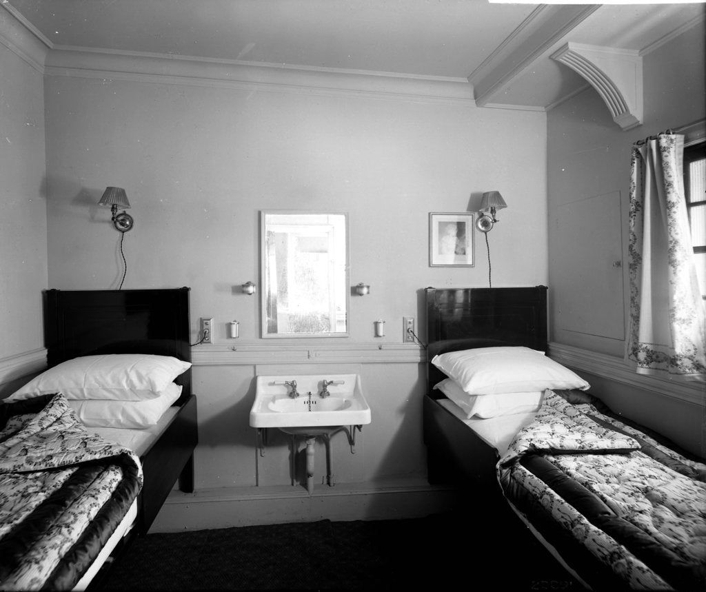 Detail of First Class stateroom on the 'Aquitania' (1914) by Bedford Lemere & Co.