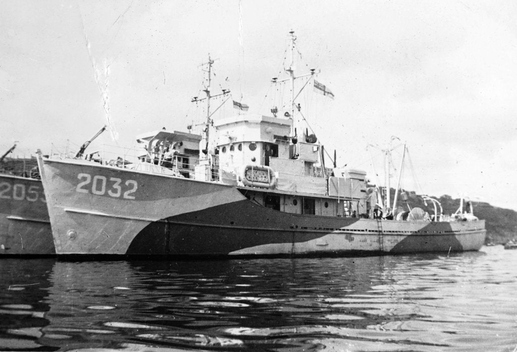 Detail of HMS 'BYMS' 2032 (1942) tied up alongside 'BYMS' 2055 by unknown