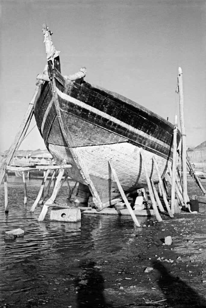 Detail of A zarook undertaking repairs on Ma'alla beach by Alan Villiers